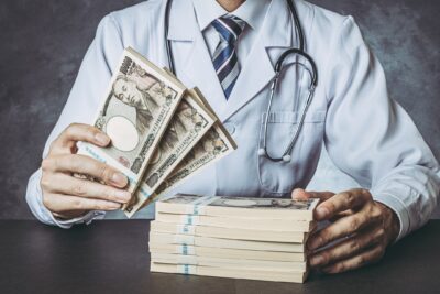 Wie viel verdient ein Arzt?