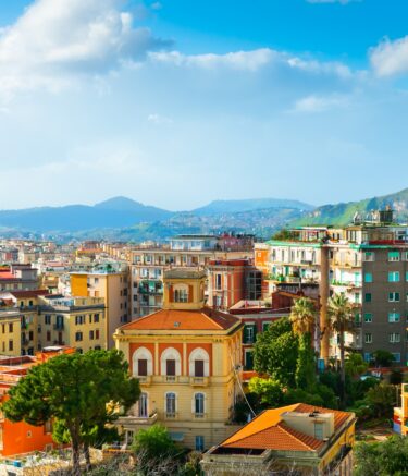 Blick über die schöne Stadt am Golf von Neapel