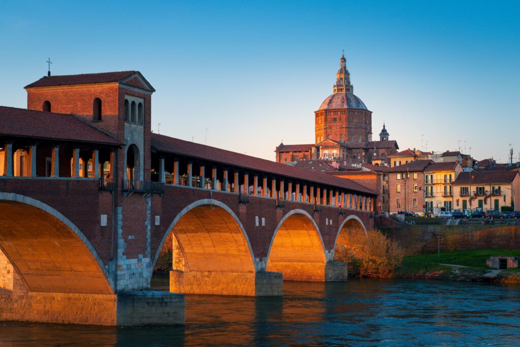 Ponte Coperto (überdachte Brücke) und Dom di Pavia (Kathedrale von Pavia) in Pavia