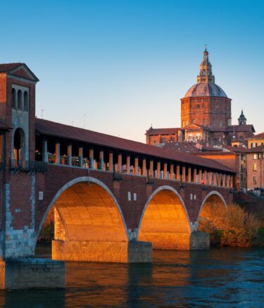 Ponte Coperto (überdachte Brücke) und Dom di Pavia (Kathedrale von Pavia) in Pavia