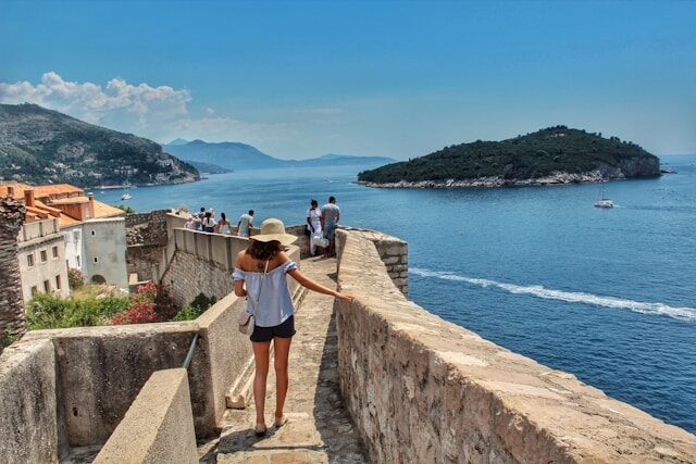 patricia-jekki-fGGPW8lH9To-unsplash Frau geht auf einer Steintreppe in Kroatien zum Meer hinunter